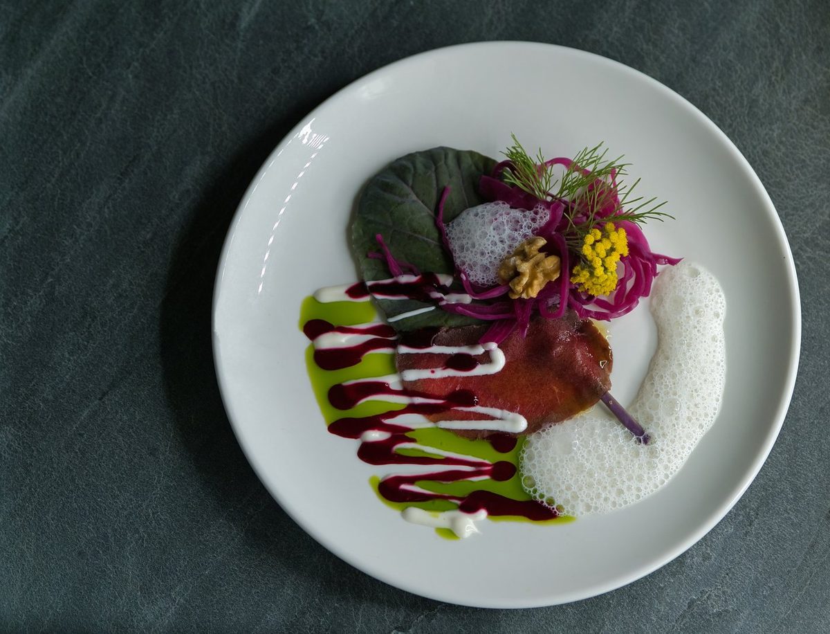 Hirschcarpaccio mit Blaukrautsalat