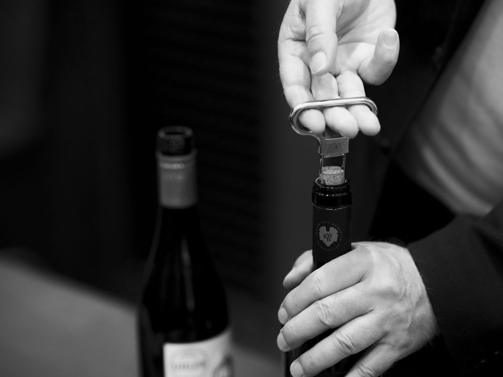 Wein wird eingeschenkt